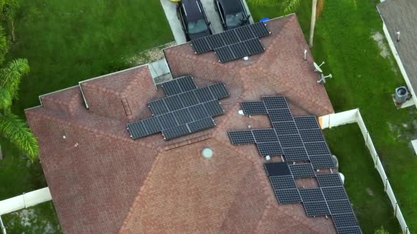 Luftaufnahme Eines Normalen Amerikanischen Hausdaches Mit Blauen Photovoltaik Sonnenkollektoren Zur — Stockvideo