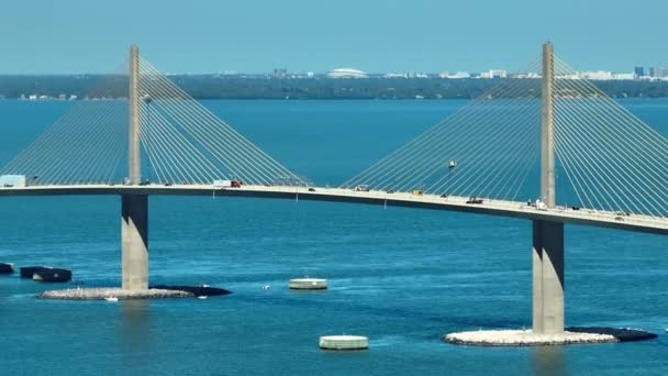 Повітряний Вид Міст Саншайн Скайвей Через Затоку Тампа Флориді Рухомим — стокове відео