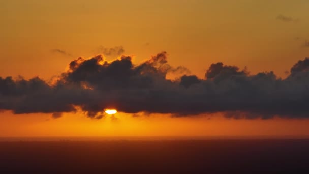 Яскравий Захід Сонця Встановленням Сонця Яскравими Помаранчевими Жовтими Хмарами — стокове відео