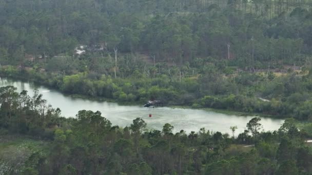 Pohotovostní Služba Helikoptéra Doplňování Vody Jezera Pro Hašení Požáru Džungli — Stock video