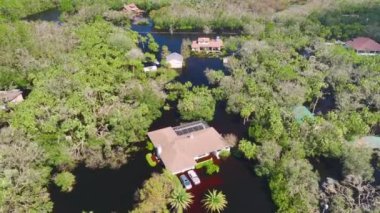 Florida yerleşim bölgesindeki Ian kasırgasından sonra evlerin etrafını su basmış. Doğal afetin sonuçları..