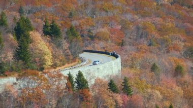 Blowing Rock, Blue Ridge Parkway, North Carolina, ABD yakınlarındaki Linn Cove Viaduct ile dağ sonbaharı manzarası. Sonbahar ormanları arasında manzaralı yolda araba sürmek.