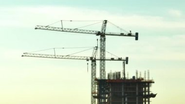 Amerikan kentsel bölgesinde direnç geliştiren yeni bir inşaat alanı. Miami, Florida 'da sanayi kulesi vinç kaldırıyor. ABD 'de konut büyümesi kavramı.