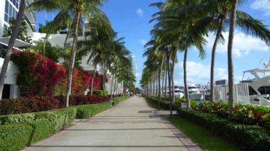 Florida, ABD 'deki Marina bölgesinde Biscayne Körfezi' nin yanındaki South Pointe Park 'ta yaya caddesinde yürüyen insanlar. Modern Amerikan megapolis 'inde eğlence alanı.