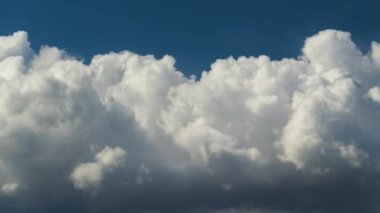 Fırtınalı kümülonimbus bulutlarının karanlık gökyüzünde fırtınadan önce oluşması. Hareket eden ve değişen bulutlu hava durumu.