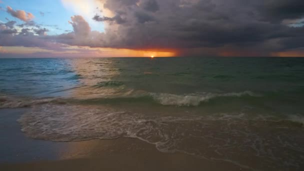 Sonnenuntergangslandschaft Mit Gewitter Blitz Und Donner Über Meereswellen Die Sandstrand — Stockvideo