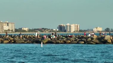 Turistler Florida 'daki Nokomis iskelesinde tatilin tadını çıkarıyorlar. Deniz kenarındaki yaz etkinlikleri.