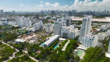 Miami Sahili 'nin Amerikan güney mimarisinden bir görüntü. South Beach yüksek lüks oteller ve apartmanlar. Güney Florida, ABD 'deki turizm altyapısı.