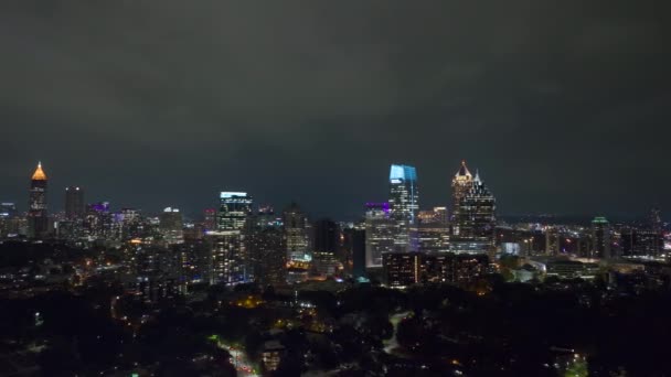 从上方俯瞰美国佐治亚州亚特兰大市中心明亮的摩天大楼 夜间与商业金融区的美国大都市 — 图库视频影像