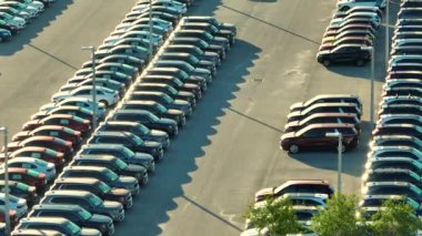 Satıcıların açık hava otoparkından bir sürü yeni araba satışa sunuluyor. Amerikan otomotiv endüstrisinin gelişimi kavramı.