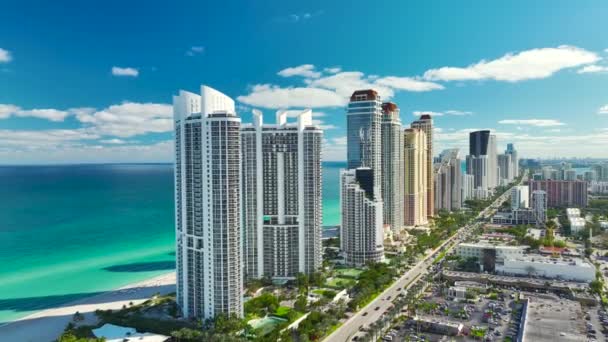 从上面的豪华高层酒店和公寓看大西洋海岸上的桑尼岛海滩城市 市区街道交通繁忙 佛罗里达南部的美国旅游基础设施 — 图库视频影像