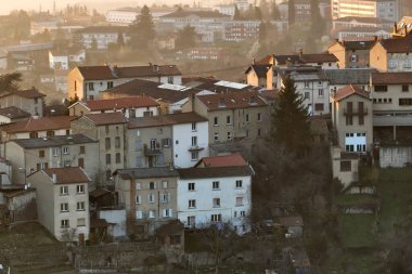 Fransa 'nın Auvergne-Rhone-Alpes bölgesindeki Puy-de-Dome departmanındaki Thiers kasabasının yoğun tarihi manzarası. Eski binaların çatıları ve gün batımında dar sokaklar.