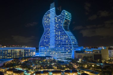 Gitar görüntüsü Seminole Hard Rock Otel ve Kumarhane yapısı Hollywood, Florida 'da parlak neon renkli ışıklarla aydınlatıldı..