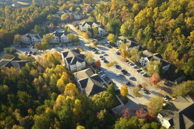 Sonbahar mevsiminde Güney Carolina banliyölerinde sarı ağaçlar arasındaki yeni apartman dairelerinin hava manzarası. Amerikan banliyölerinde gayrimenkul geliştirme.