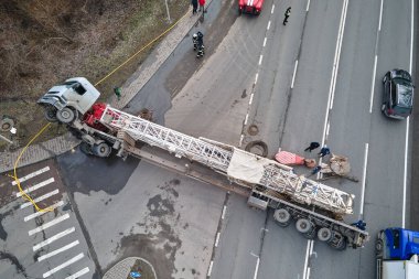 Trafik engellenmiş bir kamyon ile trafik kazası görüntüsü.