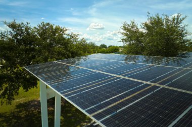 Güneş panellerinin havadan görünüşü park yerinin gölgelik çatısı olarak yerleştirildi. Etkili temiz elektrik üretimi için park edilmiş arabalar için. Fotovoltaik teknoloji şehir altyapısına entegre edildi.