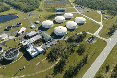 Kentsel atık su arıtma tesisinde modern su temizleme tesisi. İstenmeyen kimyasalların, askıya alınmış katı maddelerin ve gazların kirlenmiş sıvılardan çıkarılması süreci.