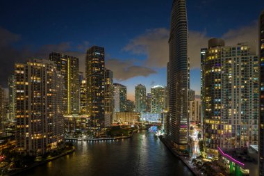 Florida, ABD 'nin Miami Brickell semtindeki yüksek gökdelen binalarının yukarıdan görüntüsü. Amerikan megapolis 'i ve geceleri finans bölgesi..