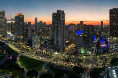 Miami Brickell 'in şehir merkezindeki gökdelen binaları ve sokak trafiğini gece vakti yukarıdan izleyin. Ticari finans bölgesiyle Amerikan megapolis.