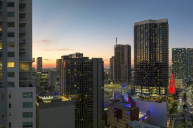 Miami Brickell 'in şehir merkezindeki gökdelen binalarının yukarıdan görüntüsü. Florida, ABD' de gece. Ticari finans bölgesiyle Amerikan megapolis.
