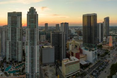 Gün batımında ABD 'nin Florida kentindeki Miami Brickell semtindeki beton ve cam gökdelen binalarından görüntü. Amerikan megapolis 'i ve karanlık çöktüğünde finans bölgesi.