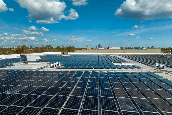Luftaufnahme Blauer Photovoltaik Sonnenkollektoren Auf Dem Dach Eines Industriegebäudes Zur — Stockfoto