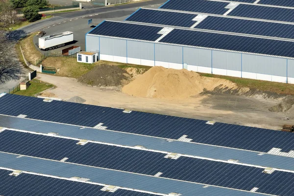 Letecký Pohled Modré Fotovoltaické Solární Panely Namontované Střeše Průmyslové Budovy — Stock fotografie