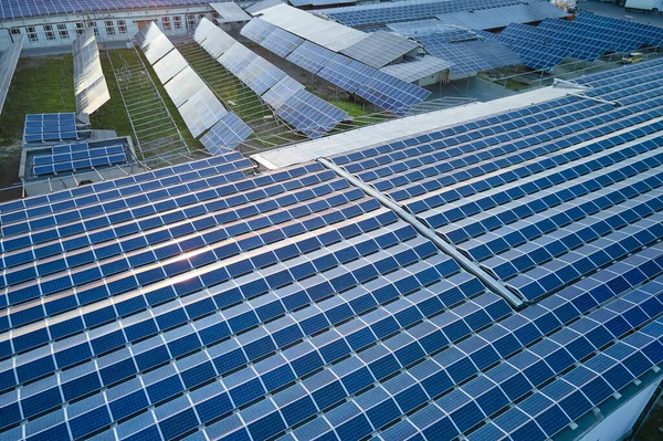 Veduta Aerea Della Centrale Solare Con Pannelli Fotovoltaici Blu Montati — Foto Stock