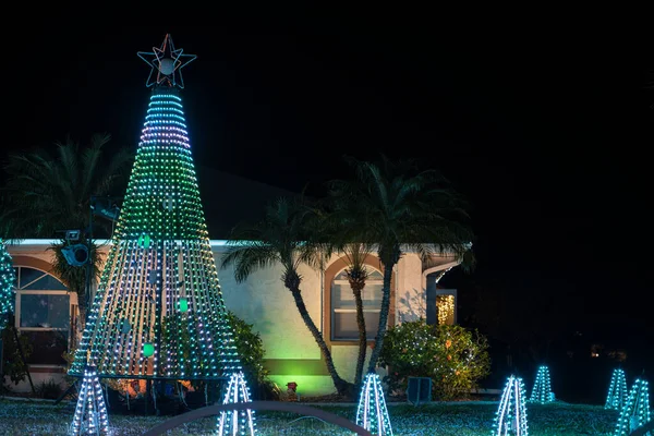 Ярко Освещенные Рождественские Украшения Дворе Дома Семьи Флориды Внешний Декор — стоковое фото