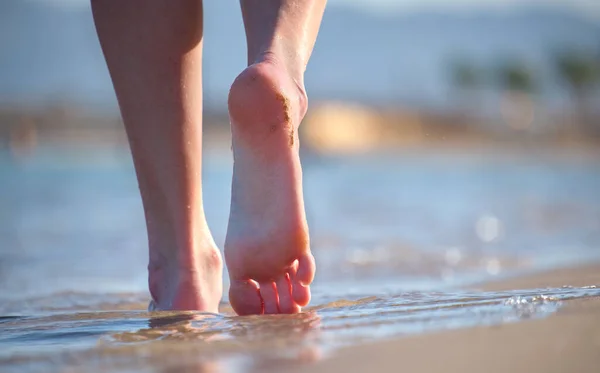 Close Female Feet Walking Barefoot White Grainy Sand Golden Beach — Fotografia de Stock