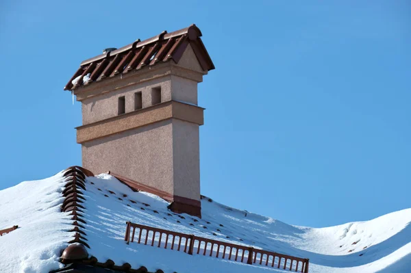 Κοντινό Πλάνο Του Σπιτιού Στέγη Κορυφή Καλύπτονται Χιόνι Κρύο Χειμώνα — Φωτογραφία Αρχείου