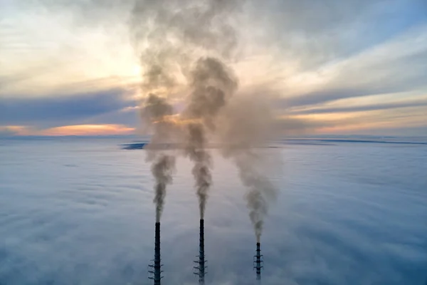 黒い煙が大気を汚染上に移動する石炭火力発電所の高管 化石燃料をコンセプトとした電気エネルギーの生産 — ストック写真
