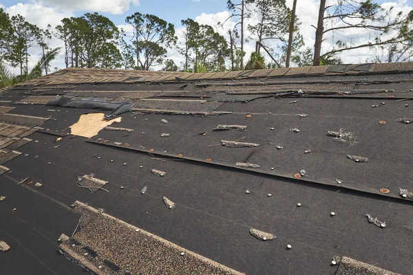 Telhado Casa Danificado Com Telhas Desaparecidas Após Furacão Ian Flórida — Fotografia de Stock