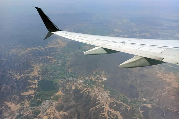 하늘을 비행기 날개를 비행기 창문으로 바라본다 — 스톡 사진