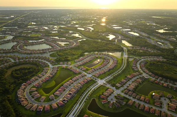 Luftaufnahme Dicht Gedrängter Häuser Florida Denen Sich Geschlossene Clubs Befinden — Stockfoto