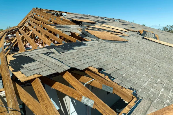 Φυσική Καταστροφή Και Συνέπειές Της Τυφώνας Ian Κατέστρεψε Στέγη Σπιτιών — Φωτογραφία Αρχείου