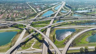 Miami, Florida 'daki geniş otoyol kavşağının üstünde hızlı sürüş arabaları var. ABD ulaştırma altyapı kavramı.
