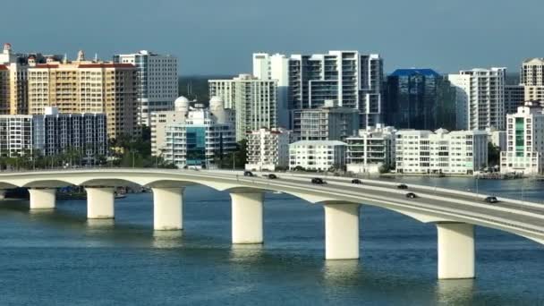 Ovanför Utsikt Över Sarasota Stad Florida Med Strandpromenad Kontor Höghus — Stockvideo