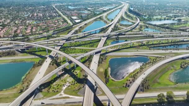 高速運転車でフロリダ州マイアミの広い高速道路の交差点のビューの上 アメリカの交通インフラの概念 — ストック動画
