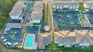 Florida yerleşim bölgesindeki Amerikan apartmanlarının hava manzarası. ABD 'nin banliyölerinde konut geliştirme örneği olarak yeni aile evleri.