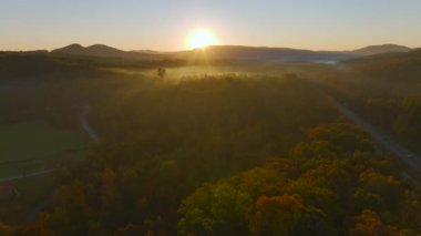 Appalachian dağlarının sonbahar mevsiminde ışıl ışıl parlayan yemyeşil ve çam ağaçlarıyla hava manzarası. Günbatımında güzel doğanın sonbahar manzarası.