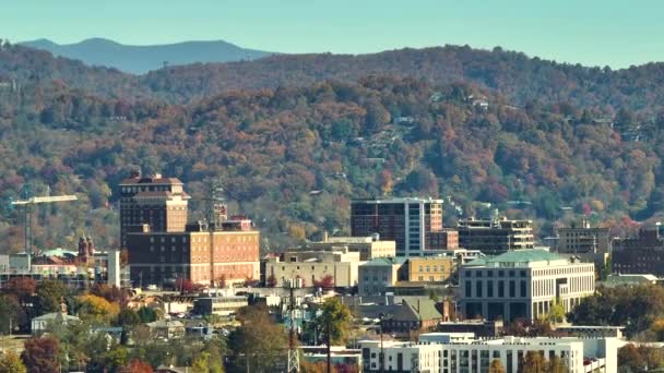 Kuzey Carolina Daki Asheville Şehrinin Havadan Görünüşü Yüksek Binalar Dağ — Stok video