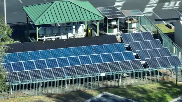 フェンスで囲まれた裏庭に設置された青い太陽光発電パネルの空中ビューは きれいな生態系の電気エネルギーを生成します 排出ゼロをコンセプトとした再生可能エネルギー — ストック動画