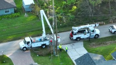 Florida banliyösündeki Ean kasırgasından sonra hasar gören elektrik hatlarını onaran elektrik işçilerinin hava görüntüsü..