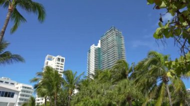 Miami Beach City 'deki Atlantik Okyanusu kıyısındaki lüks otellerin ve apartmanların alçak açılı görüntüsü. Güney Florida 'daki Amerikan turizm altyapısı.