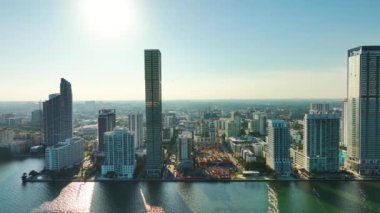 Florida 'da Miami City, ABD. Amerikan şehir merkezindeki yerleşim bölgesinin hava görüntüsü. Modern ABD megapolis 'teki yüksek ticari ve meskun gökdelen binaları.