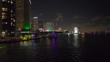 Florida, ABD 'de Miami Brickell şehir merkezinin gece şehir manzarası. Modern Amerikan megapolis 'indeki parlak gökdelen binalarıyla gökdelenler..