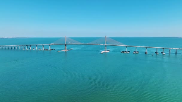 フロリダ州のタンパ湾にかかるサンシャインスカイウェイブリッジの空中ビュー 交通インフラの概念 — ストック動画