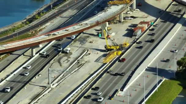 Bauarbeiten Der Amerikanischen Verkehrsinfrastruktur Renovierung Des Autobahnkreuzes Mit Bewegtem Verkehr — Stockvideo