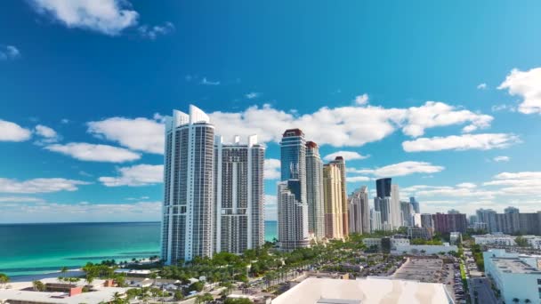 在阳光岛海滨城市的大西洋海岸上昂贵的高层旅馆和公寓 佛罗里达南部的美国旅游基础设施 — 图库视频影像